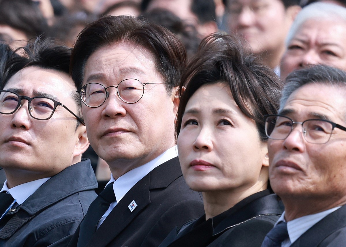 이재명 대통령과 김혜경 여사가 27일 국립대전현충원에서 열린 제11회 서해수호의 날 기념식에서 공군 특수비행팀 블랙이글스의 기념비행을 보고 있다. / 뉴스1