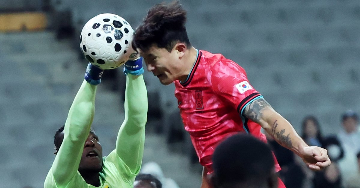 헤딩하는 김민재 / 뉴스1