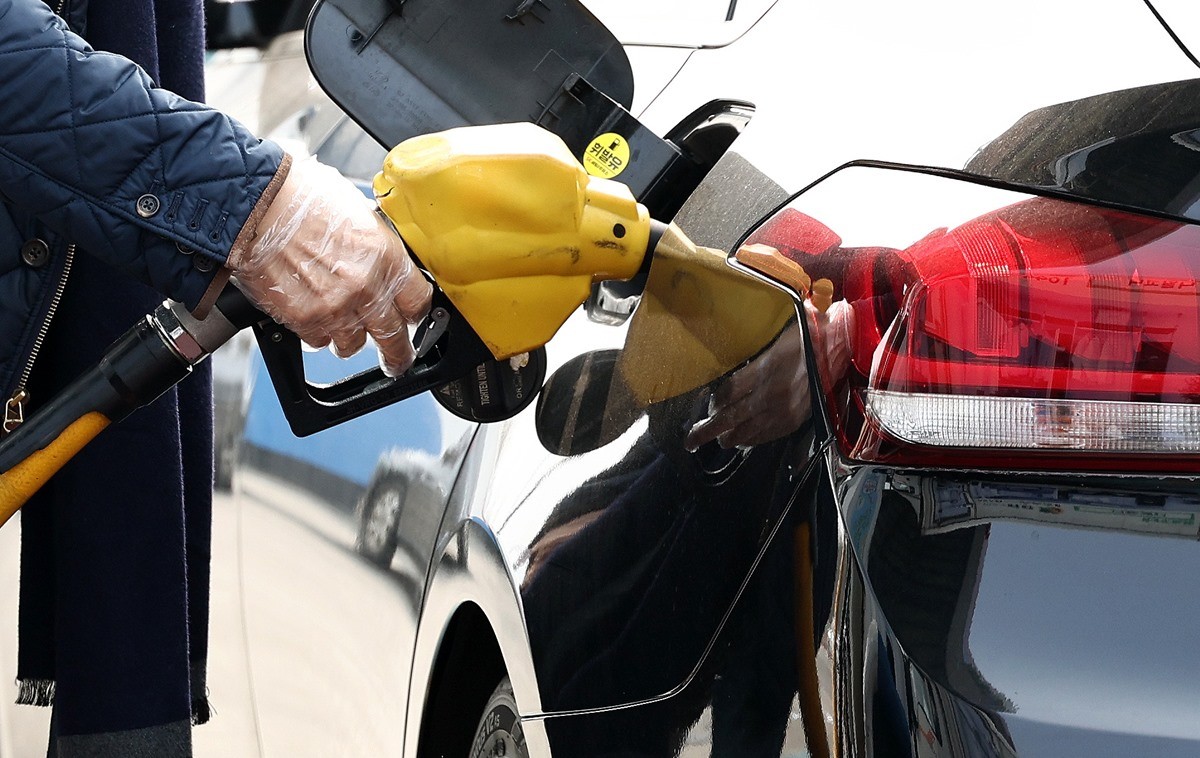 한 주유소에서 운전자가 주유를 하고 있다. 기사 이해를 돕기 위한 자료 사진 / 뉴스1