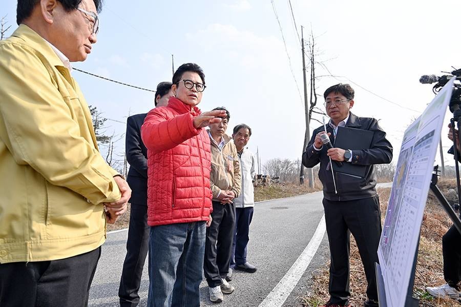 지나 27일 울진군 현장을 방문 중인 이철우 예비후보/이철우사무소 제공