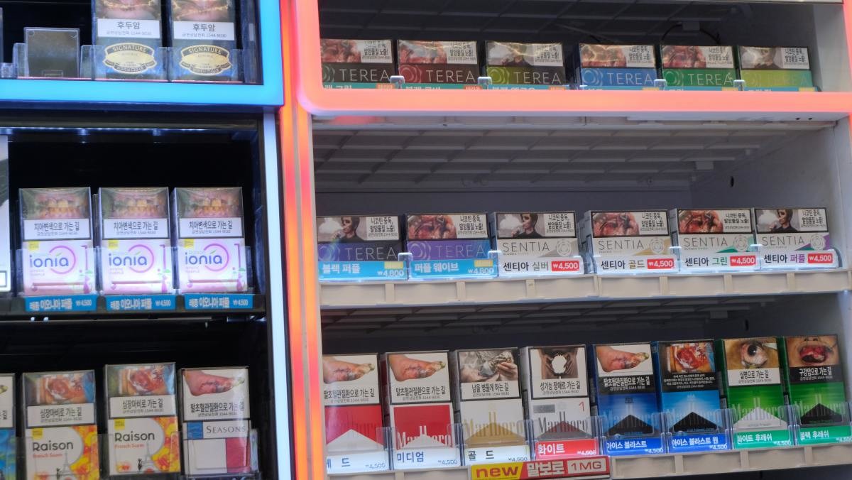 서울 시내 편의점에 담배 진열대 모습.  / 연합뉴스