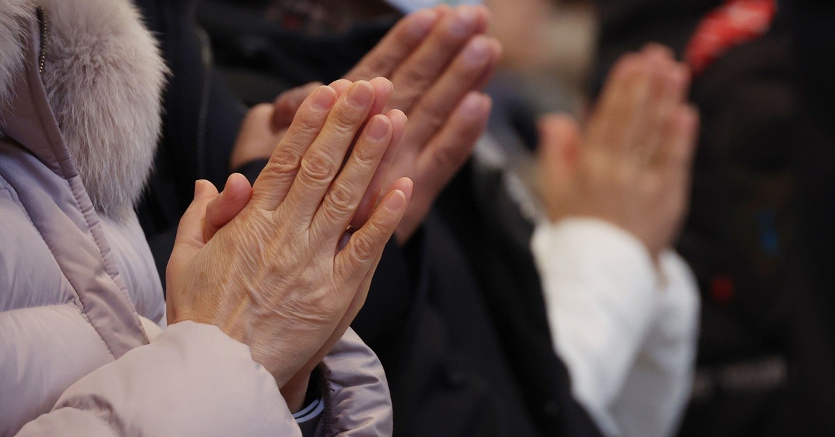 한국 성인 10명 중 4명이 종교를 갖고 있으며, 가장 많이 믿는 종교는 개신교인 것으로 나타났다. 기도하는 이미지. / 뉴스1
