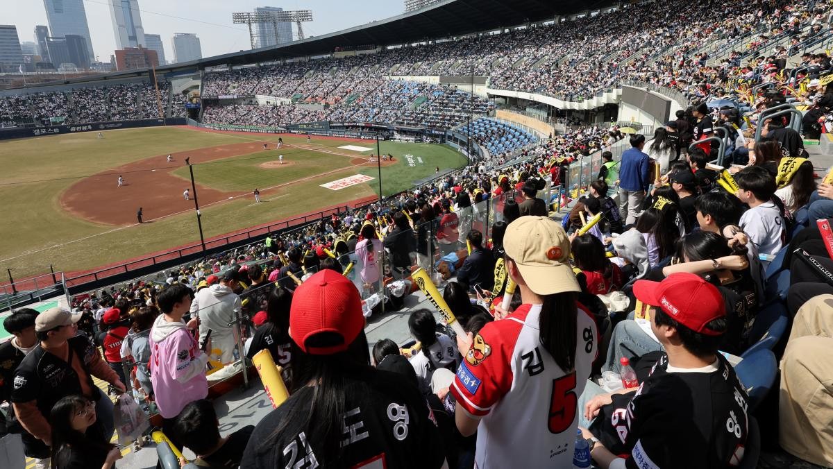 지난 22일 서울 송파구 잠실구장에서 열린 두산 베어스와 KIA 타이거즈의 시범경기에서 관중들이 응원을 하고 있다. / 연합뉴스