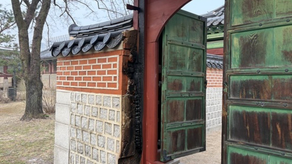 28일 새벽에 발생한 화재로 쪽문의 보조기둥 등이 피해를 입은 경복궁 자선당 삼비문 모습. / 국가유산청 제공, 뉴스1