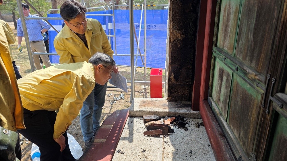 허민 국가유산청장이 28일 새벽에 발생한 경복궁 자선당 삼비문 화재 현장을 찾아 관계자들과 함께 피해상황을 점검하고 있다. / 국가유산청 제공, 뉴스1
