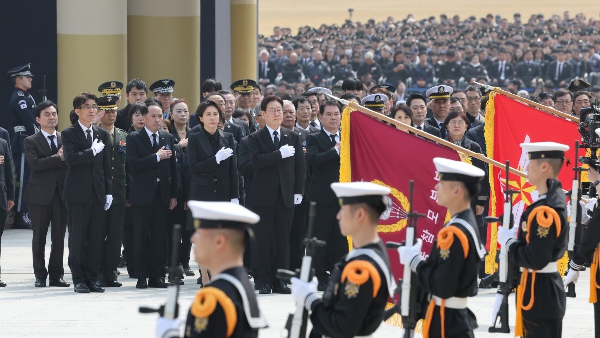 이재명 대통령과 김혜경 여사가 27일 국립대전현충원에서 열린 제11회 서해수호의 날 기념식에서 국민의례를 하고 있다. / 뉴스1
