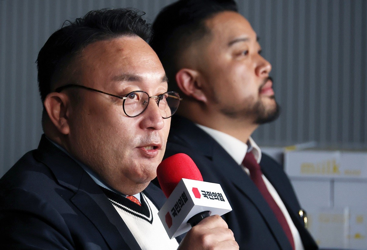 개그맨 이혁재가 국민의힘 당사에서 열린 '광역의원 비례 청년 공개 오디션' 심사에 앞서 발언을 하고 있다. 자료 사진. 이혁재는 28일 공개 오디션 1라운드 심사를 마친 뒤 '토요일 이 시간 광화문에서, 강남에서 대한민국 미래를 걱정하는 청년들은 시위를 하고 있다'라며 '아스팔트 위에서 시위하는 청년들도 우리 자산이고 이렇게 심사위원 앞에서 투쟁하는 청년들도 소중한 자산'이라고 말했다.     / 연합뉴스