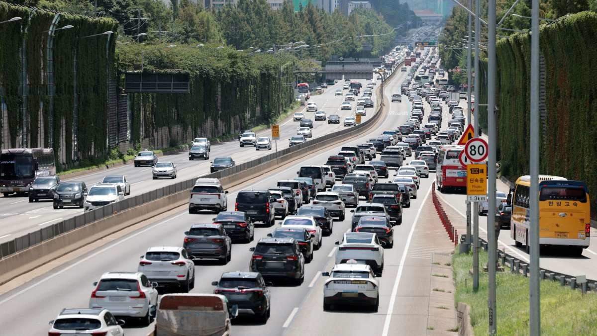 서울 서초구 잠원IC 인근 경부고속도로 상(왼쪽)·하행선 모습. / 연합뉴스