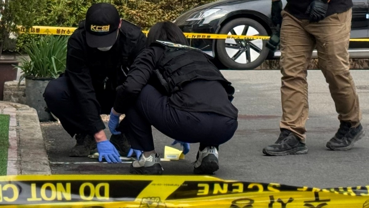 27일 오전 11시 36분쯤 창원시 성산구 한 아파트 인근 주차장에서 칼부림이 발생해 20대 여성이 심정지 상태로 이송되고 30대 남성이 크게 다쳐 이송된 바 있다. 병원으로 이송된 피해 여성은 이튿날인 28일 끝내 숨졌다. 사진은 과학수사단의 감식 현장이다. 경찰은 CCTV 영상과 목격자 진술을 바탕으로 사건 경위와 범행 동기 등을 수사 중이다.