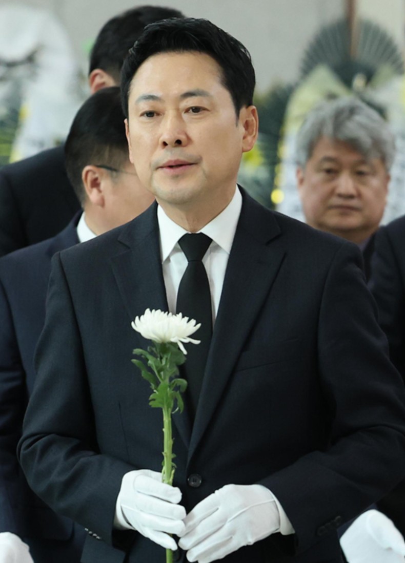 장동혁 국민의힘 대표와 당직자들이 27일 대전시청에 마련된 안전공업 희생자 합동분향소에 조문하고 있다. / 뉴스1