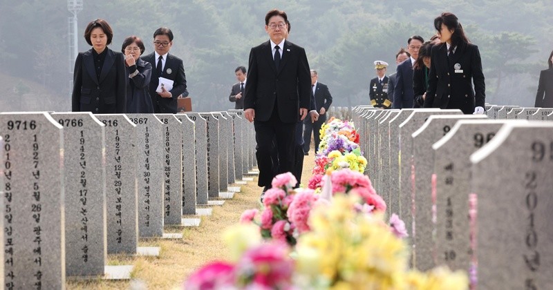 이재명 대통령과 김혜경 여사가 27일 대전 국립대전현충원 천안함 용사 묘역에 참배 후 묘역을 돌아보고 있다. / 뉴스1