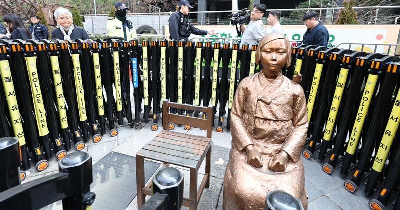 김서경 평화의 소녀상 작가가 제1745차 일본군 성노예제 문제해결을 위한 정기 수요시위가 열린 25일 서울 종로구 옛 주한 일본대사관 인근 평화의 소녀상을 살펴보고 있다. 정의기억연대는 인근에서 맞불 집회를 열어온 김병헌 위안부법폐지국민행동 대표가 사자명예훼손 등 혐의로 구속되고 관련 단체들의 집회가 취소되자 소녀상 보호를 위해 설치된 바리케이드 철거를 추진하고 있다. / 뉴스1