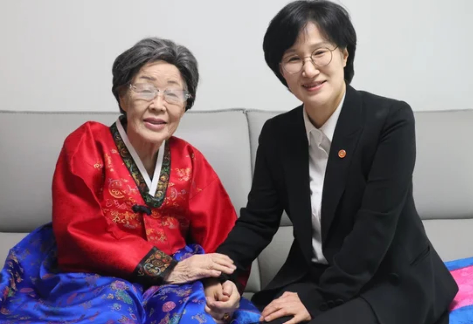 원민경 성평등가족부 장관이 25일 오전 대구광역시 소재 일본군 위안부 피해자 이용수 할머니를 예방해 대화를 나누고 있다. / 뉴스1