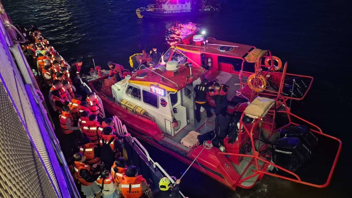 지난 28일 오후 서울 한강 반포대교 인근에서 운항 중이던 유람선이 바닥에 걸려 멈추는 사고가 발생해 소방당국이 승객들을 구조하고 있다. / 뉴스1