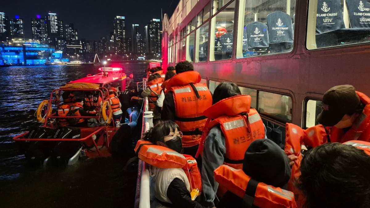 지난 28일 오후 서울 한강 반포대교 인근에서 운항 중이던 유람선이 바닥에 걸려 멈추는 사고가 발생해 소방당국이 승객들을 구조하고 있다. / 뉴스1