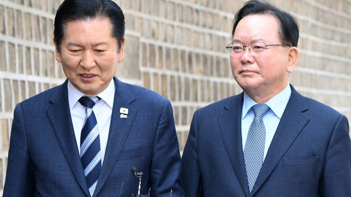 정청래 더불어민주당 대표와 김부겸 전 국무총리가 지난 26일 서울 중구 달개비에서 회동을 마치고 취재진 질문에 답변하고 있다.  / 뉴스1