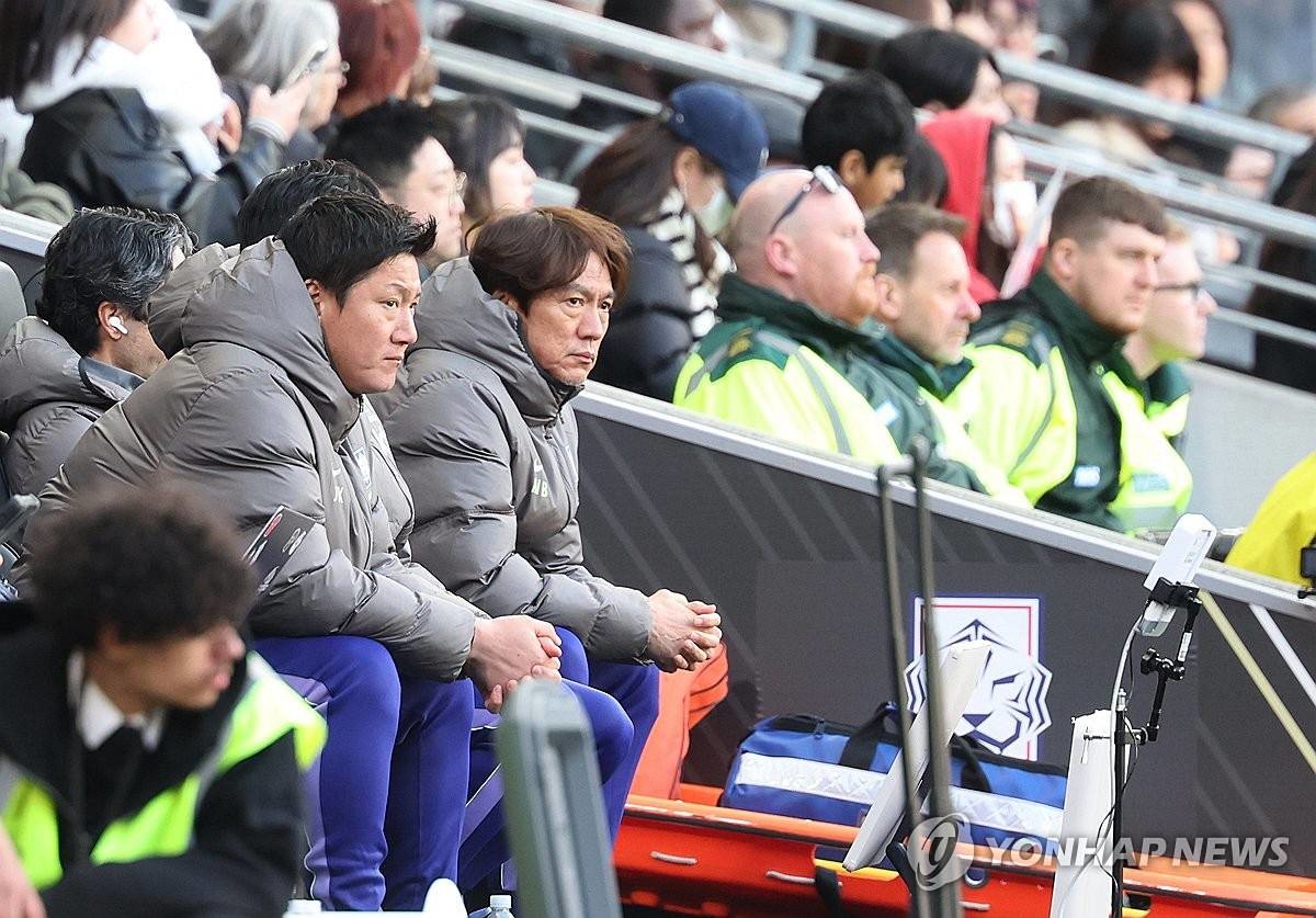 한국축구국가대표팀 홍명보 감독이 28일(현지시간) 영국 밀턴킨스 스타디움 MK에서 열린 코트디부아르와 평가전에서 경기를 지켜보고 있다 / 연합뉴스