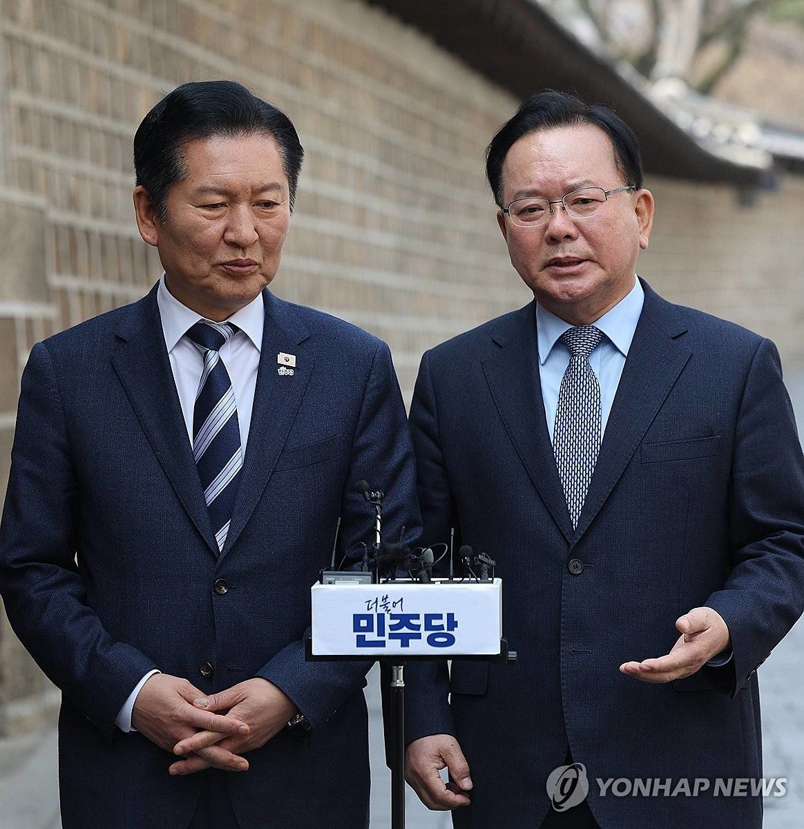 더불어민주당 정청래 대표와 김부겸 전 국무총리가 지난 26일 서울 중구 달개비에서 회동을 마친 뒤 취재진에게 내용을 설명하고 있다 / 연합뉴스