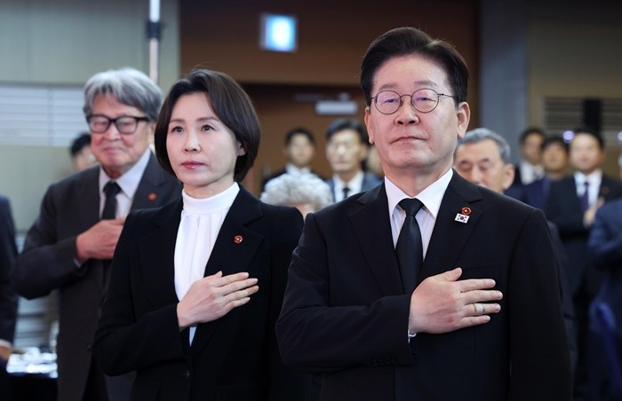 이재명 대통령과 김혜경 여사가 29일 제주시의 한 호텔에서 열린 제주 4.3 희생자 유족과의 오찬에서 국민의례를 하고 있다. / 뉴스1