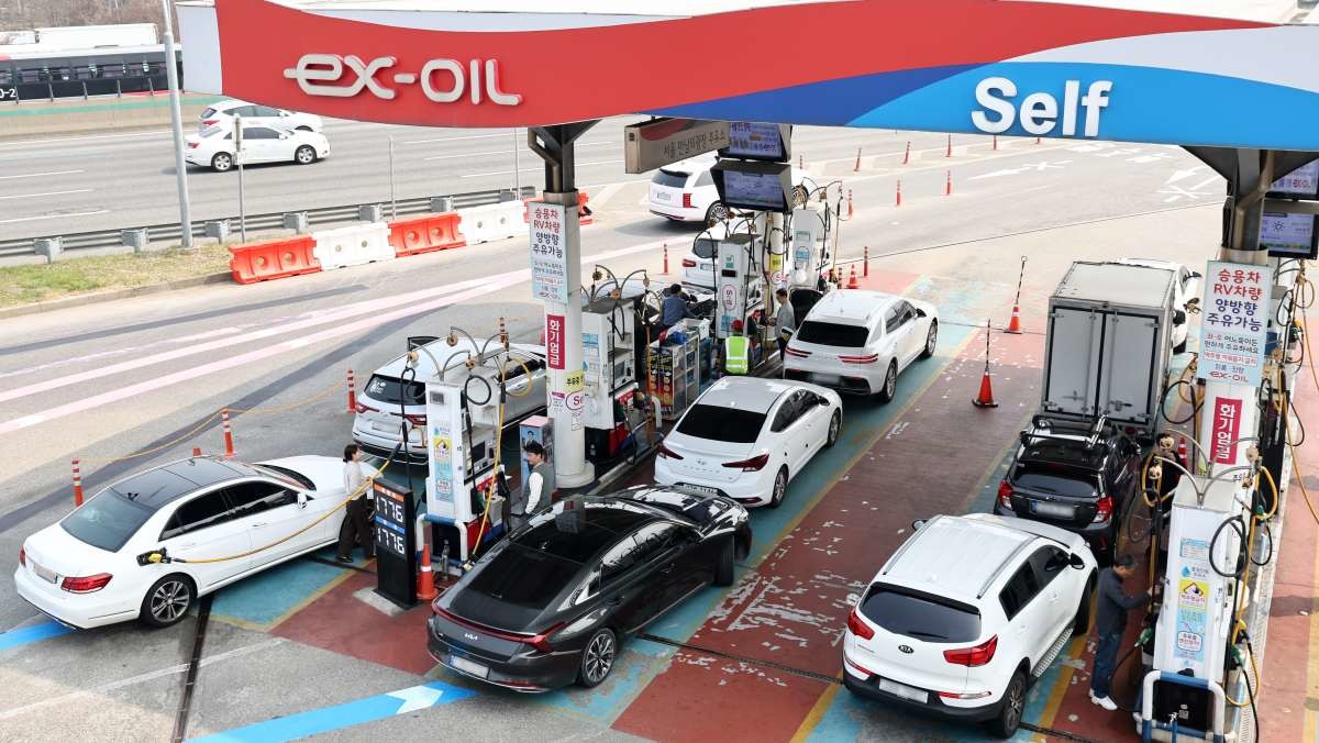 석유제품에 2차 최고가격제가 시행된 지난 27일 서울 서초구 만남의광장 주유소에서 운전자들이 주유를 하고 있다. / 뉴스1