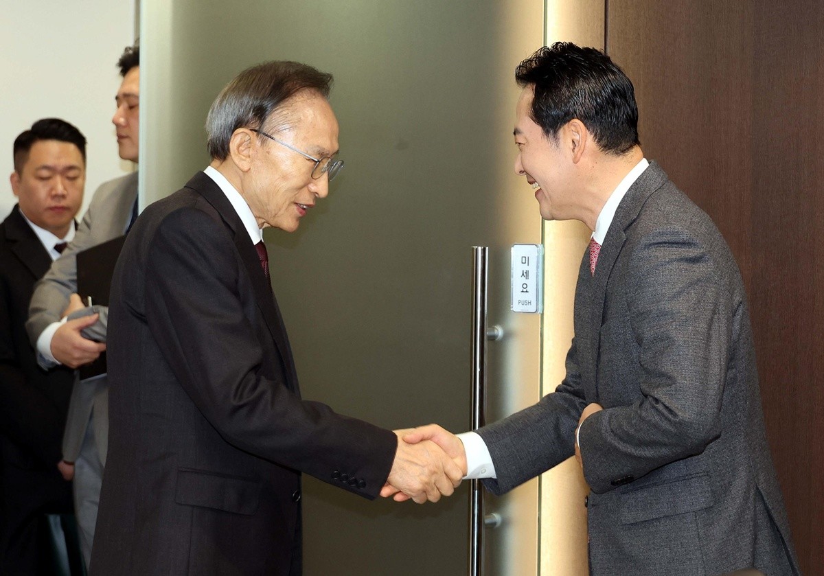 지난 1월 2일 이명박 전 대통령이 서울 서초구 영포빌딩에서 예방한 장동혁 국민의힘 대표와 인사를 나누고 있다. / 뉴스1