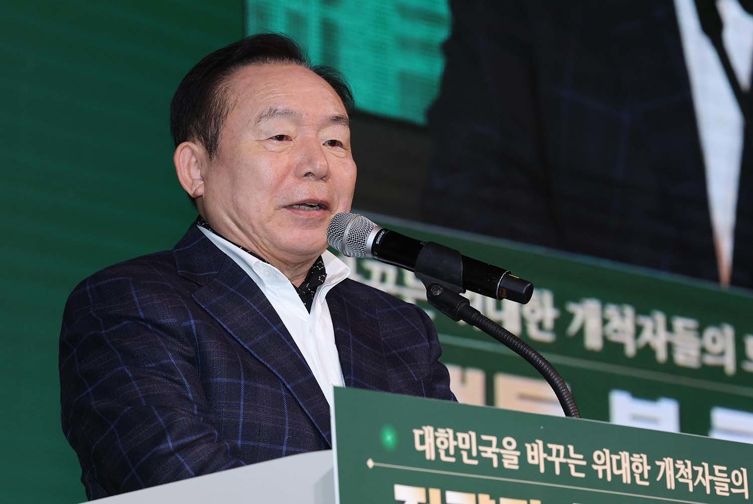 이인제 전 국민의힘 의원이 2일 대전 유성구 대전컨벤션센터에서 열린 이장우 대전시장의 '전략과 행동 북 콘서트'에서 축사하고 있다. / 뉴스1