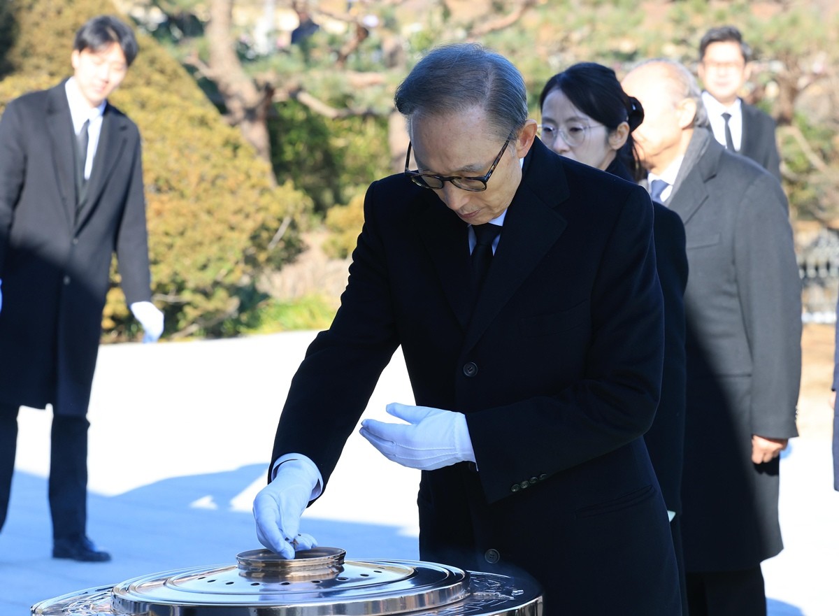 이명박 전 대통령이 새해 첫날인 지난 1월 1일 서울 동작구 국립서울현충원에서 현충탑에 분향하고 있다. / 뉴스1