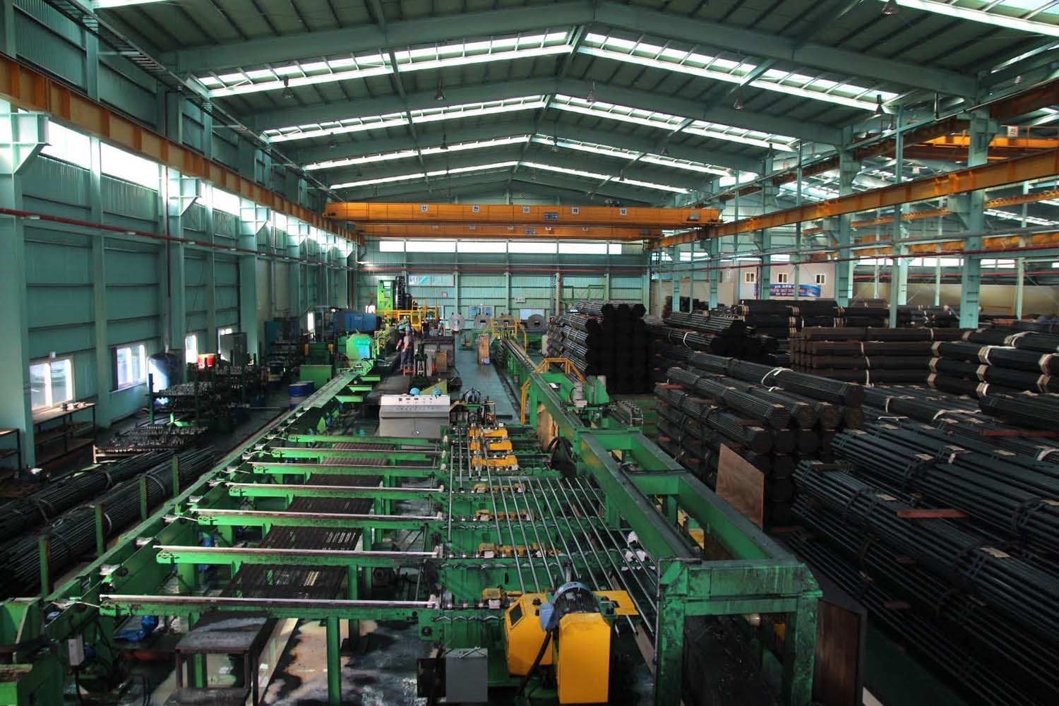 포스코와 기업은행, 한국무역보험공사의 철강업계 금융지원 프로그램에 참여한 티지에스파이프 공장에 해외 출하를 앞둔 제품들이 쌓여 있다. / 포스코 제공