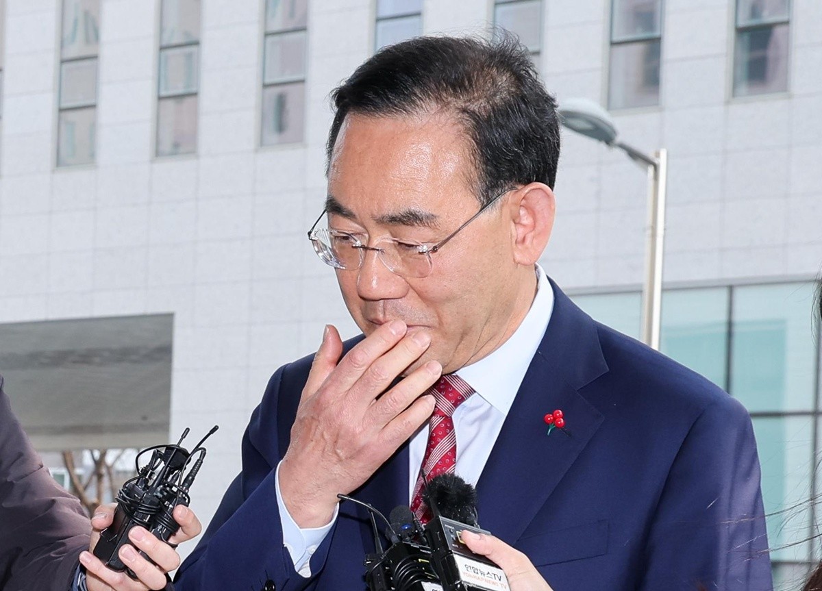 주호영 국민의힘 의원이 27일 오후 서울 양천구 남부지방법원에서 열린 6·3 지방선거 대구시장 후보 공천 배제 결정 효력정지 가처분 심문기일에 출석하며 취재진 질문을 듣고 있다.  / 뉴스1