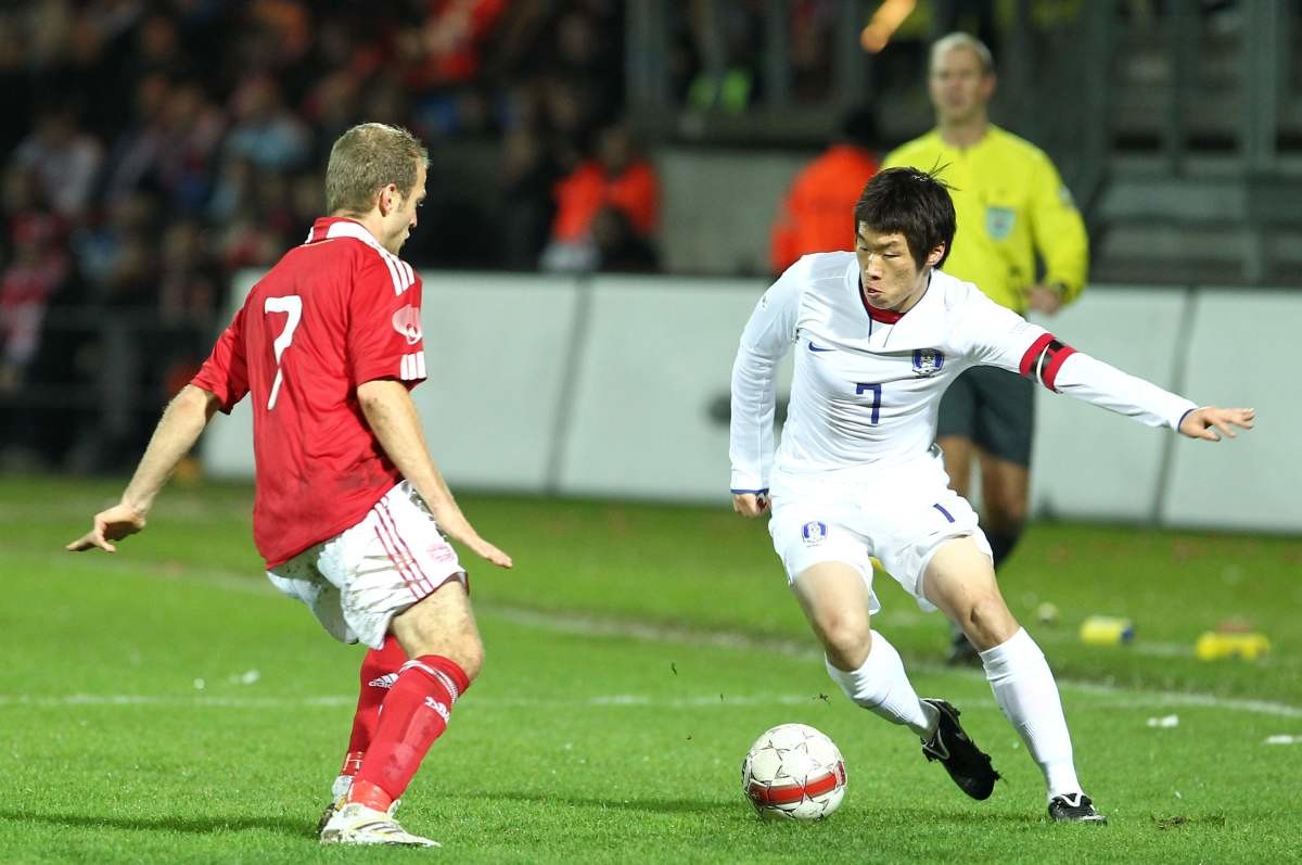 2009년 11월 한국과 덴마크의 축구국가대표팀 친선경기에서 박지성이 다니엘 옌센을 상대로 돌파를 시도하고 있다. / 연합뉴스