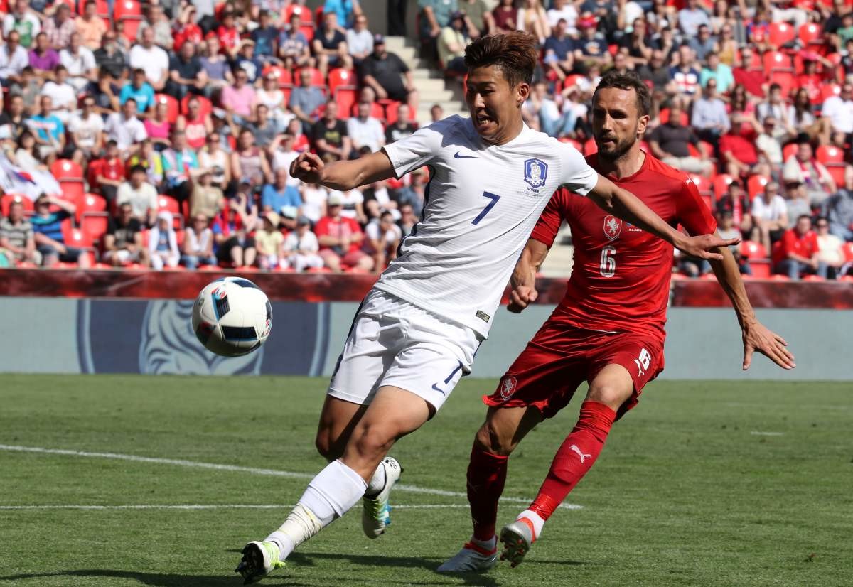 2016년 6월 한국과 체코의 축구국가대표팀 친선경기에서 손흥민이 상대편 수비수를 따돌린 채 돌파를 시도하고 있다. / 연합뉴스