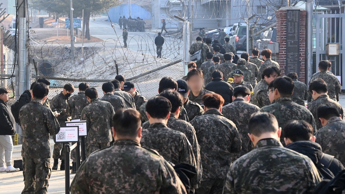 예비군들이 훈련장으로 들어가고 있다. 기사의 이해를 돕기 위한 사진 / 뉴스1
