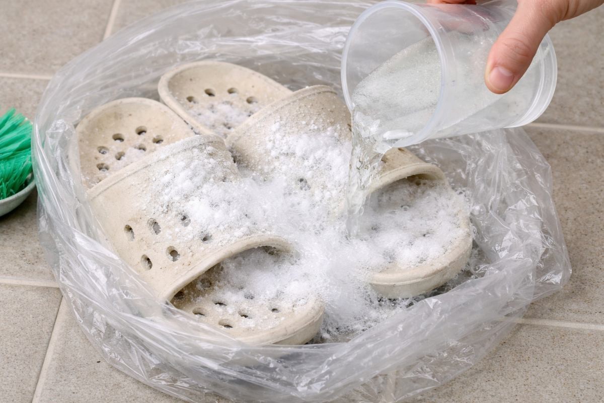 욕실화를 세척하는 모습 / 기사 내용을 바탕으로 제작한 AI 이미지