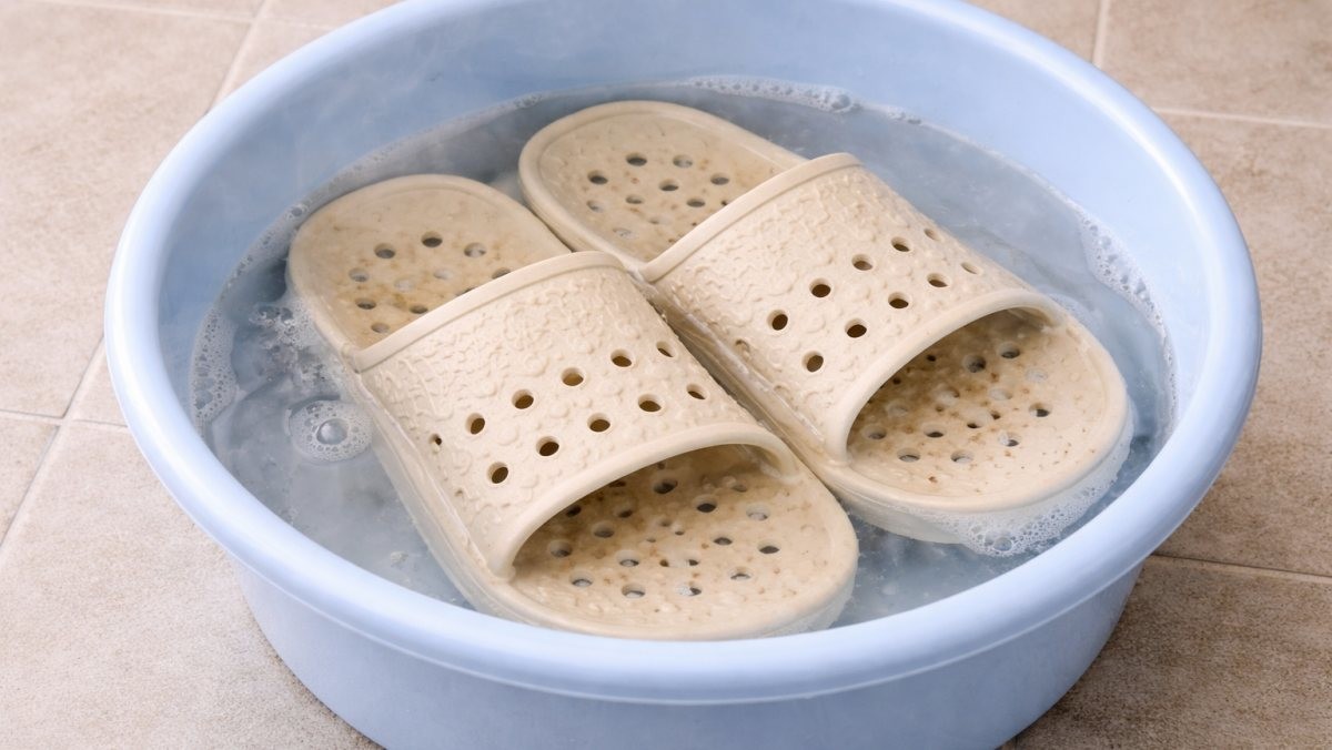 욕실화를 세척하는 모습 / 기사 내용을 바탕으로 제작한 AI 이미지