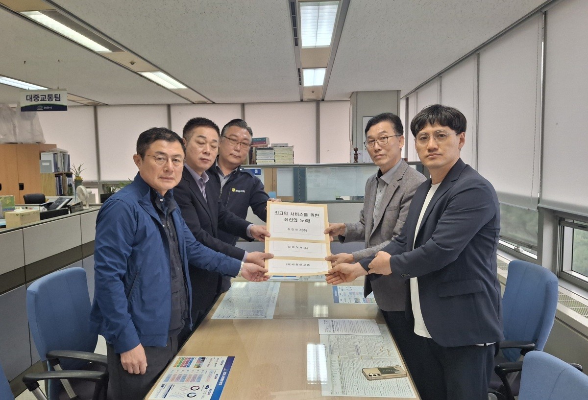 천안시 시내버스 운수 3사 노동조합 지부장들이 30일 천안시에 ‘난폭운전 근절 서약서’를 제출하고 있다. / 천안시