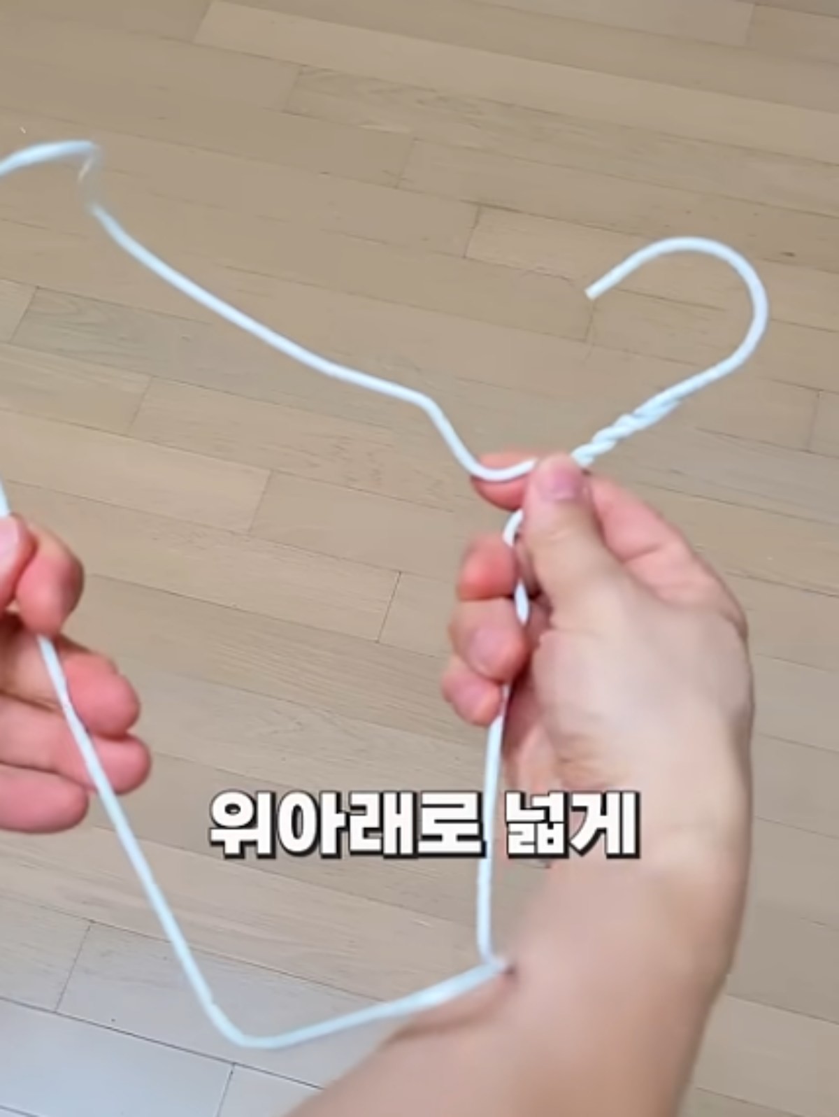 옷걸이를 재활용하는 모습 / 유튜브 '리뷰팁'