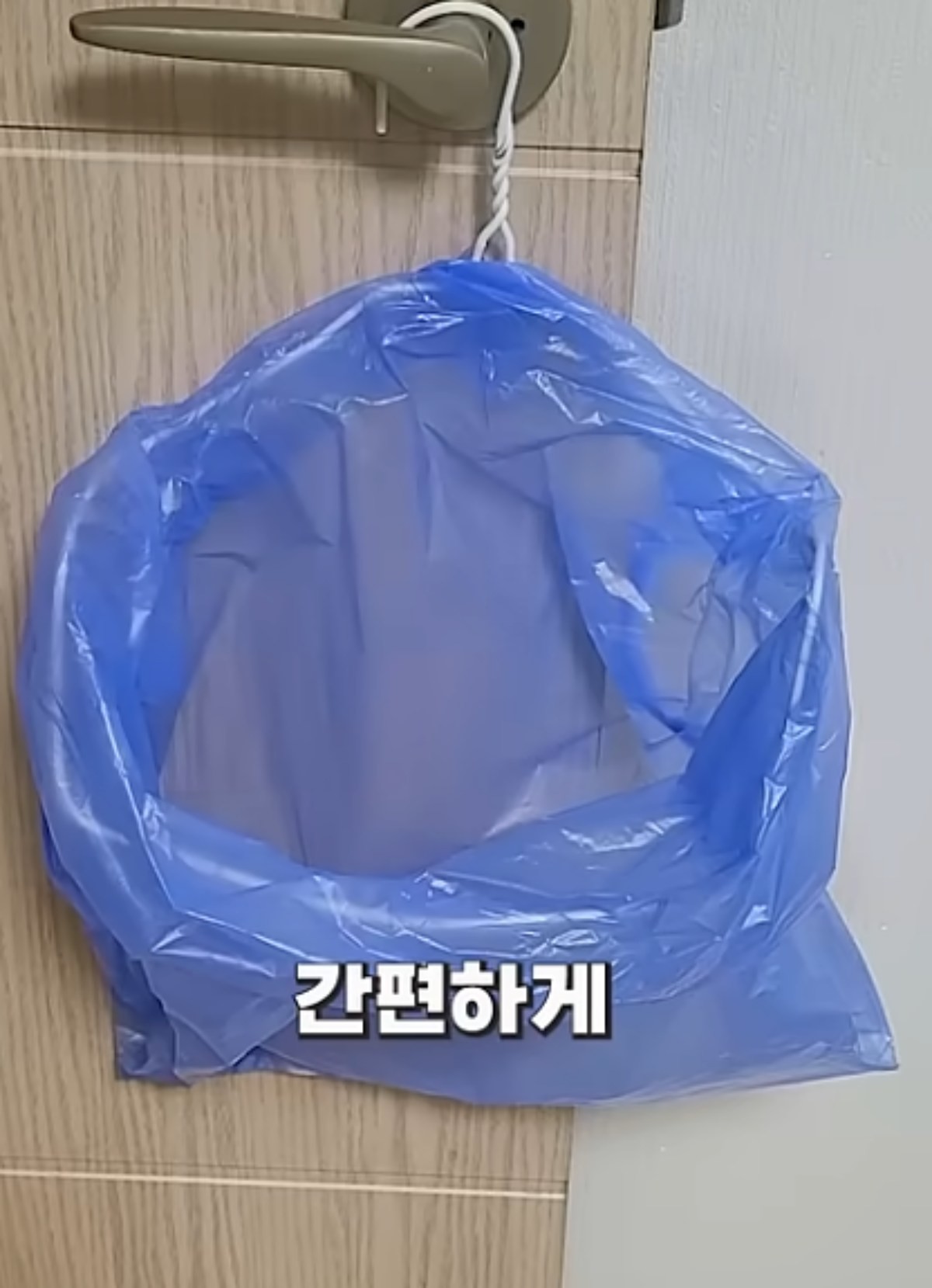 옷걸이를 재활용하는 모습 / 유튜브 '리뷰팁'