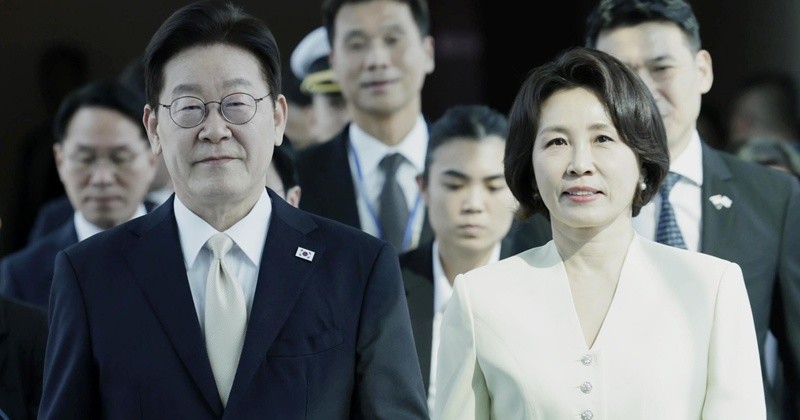 싱가포르 국빈 방문에 나선 이재명 대통령과 김혜경 여사가 싱가포르 창이 국제공항에 도착해 발걸음을 옮기고 있다. / 뉴스1