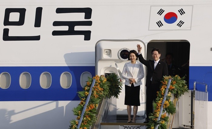 필리핀 국빈 방문 일정을 마친 이재명 대통령과 김혜경 여사가 4일(현지시간) 필리핀 마닐라 빌라모어 군공항에서 공군1호기에 올라 인사를 하고 있다. / 뉴스1