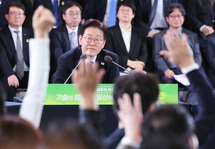 이재명 대통령이 30일 제주 한라대학교에서 열린 '제주의 마음을 듣다' 타운홀미팅 간담회에서 발언권을 요청하는 참석자들을 바라보고 있다. / 뉴스1