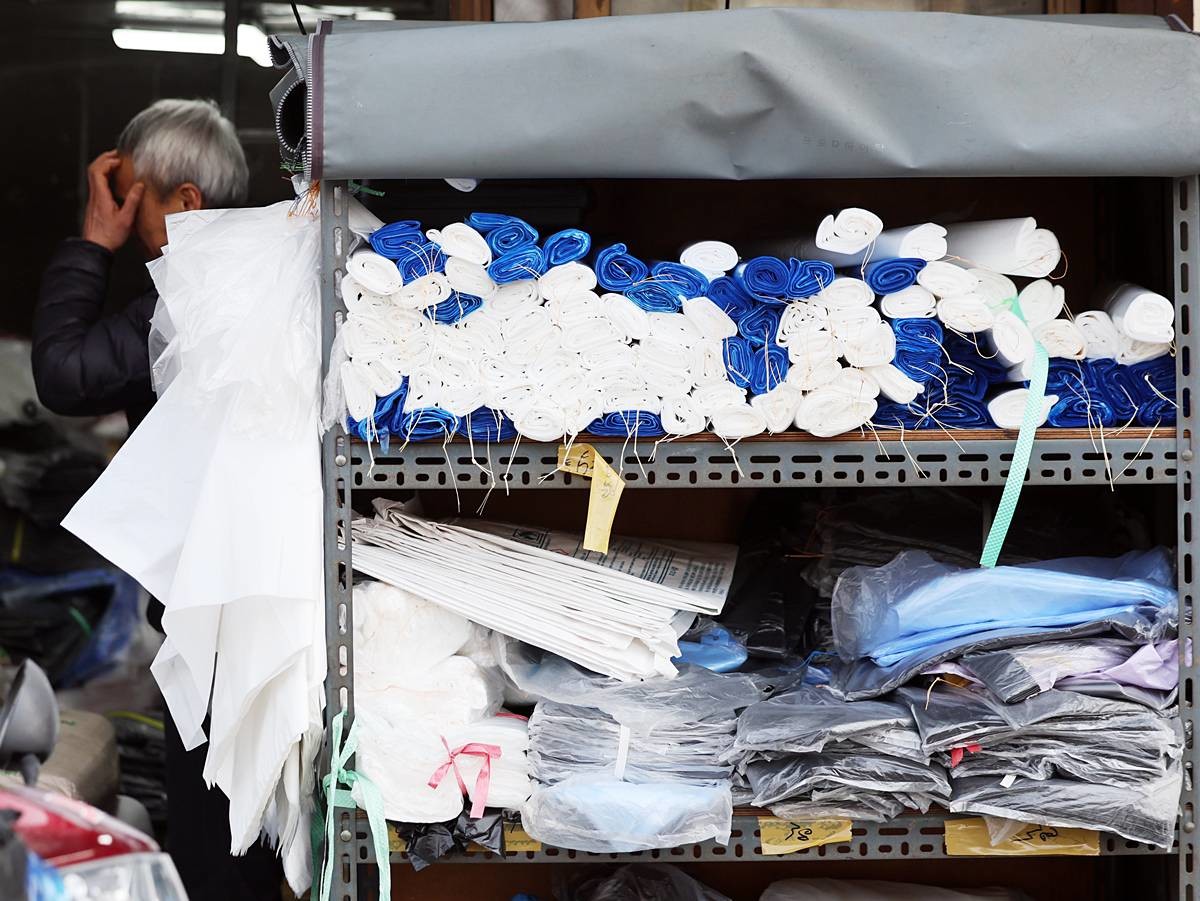 나프타 가격 급등…'비닐 대란' 우려 / 뉴스1