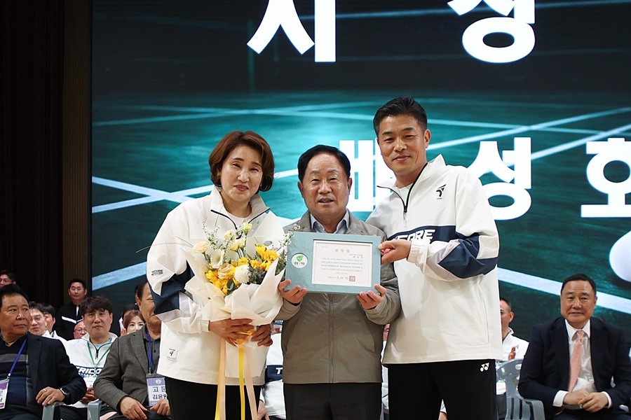 표창장을 전달하는 주광덕 시장