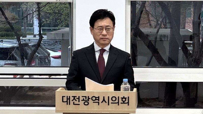 30일 이동한 국민의힘 대전 중구청장 예비후보가 대전시의회에서 기자회견을 열고 부적격 후보의 경선 포함 문제를 제기하고 있다./사진=김지연 기자