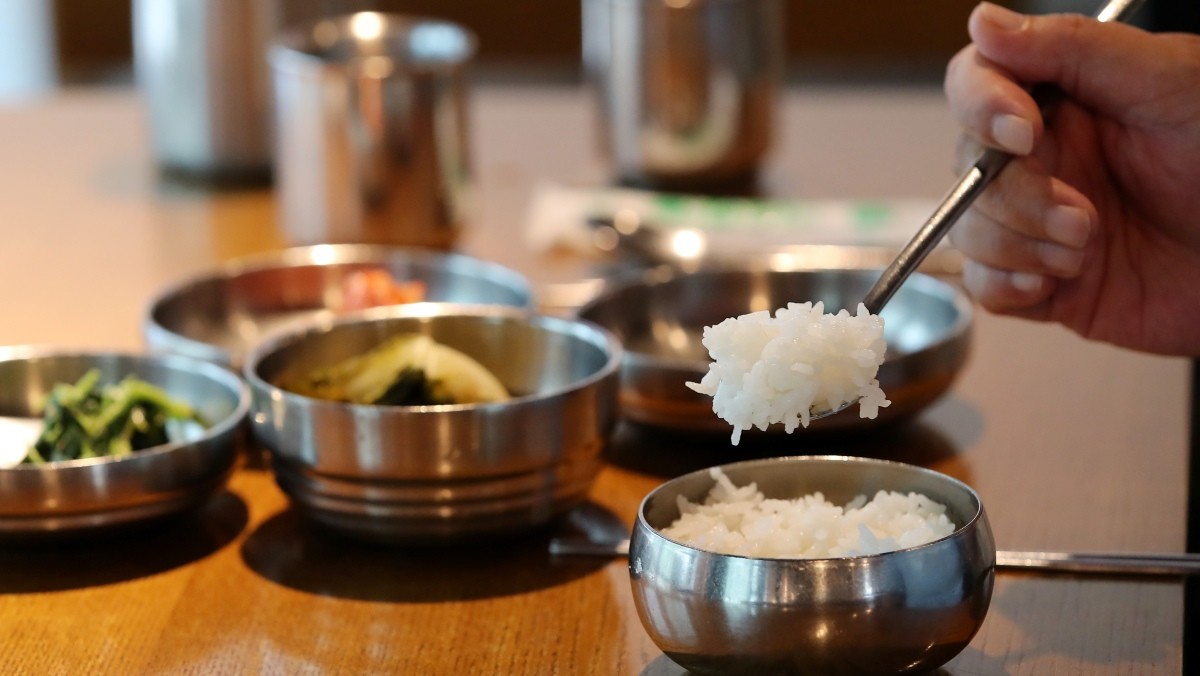 한 식당에서 한 시민이 식사를 하고 있다. 기사의 이해를 돕기 위한 사진 / 뉴스1