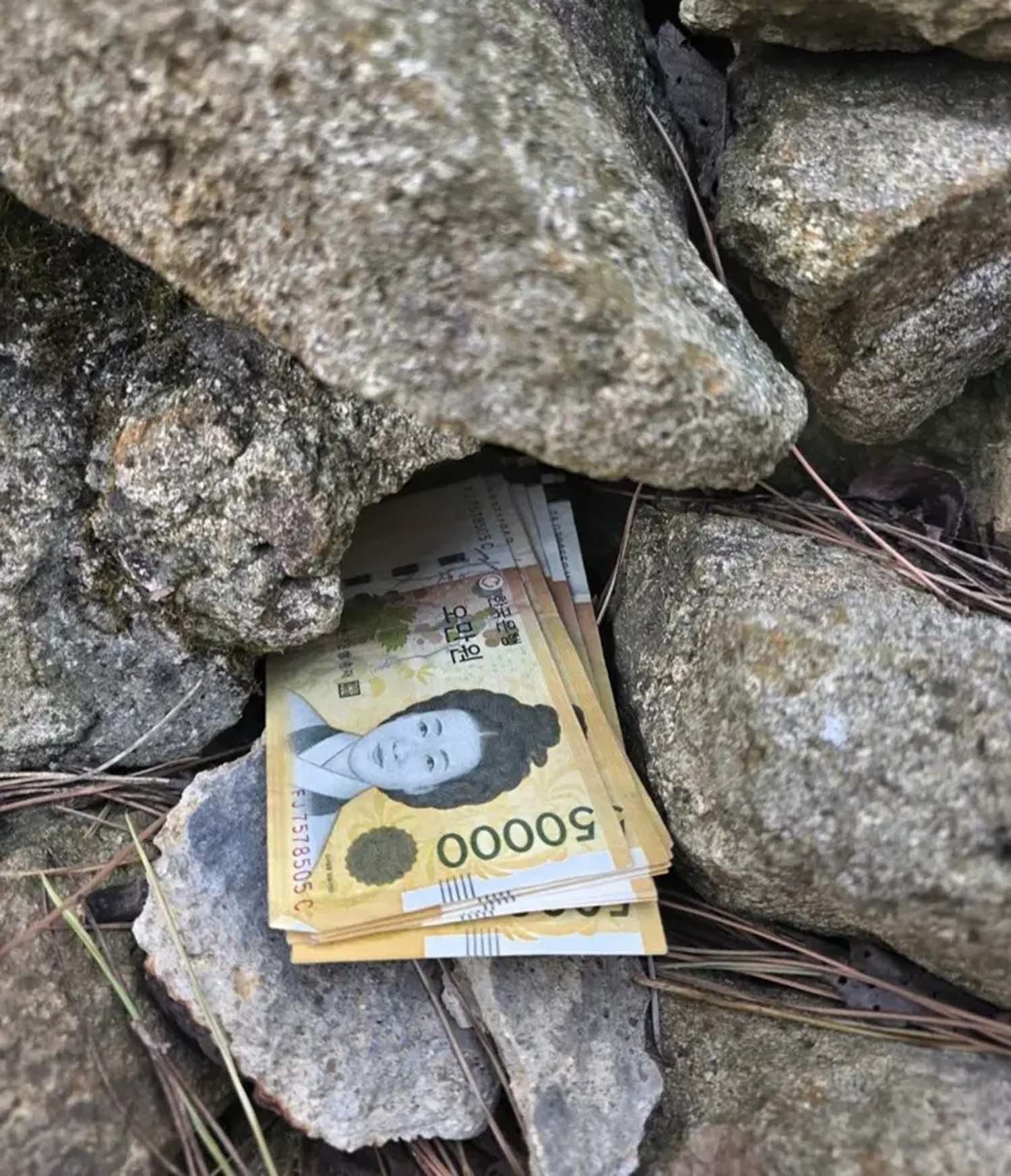 수정산 돌탑의 틈에 꽂혀 있었던 50만. / 디시인사이드