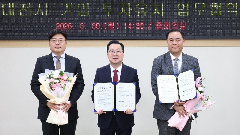 이장우 대전시장(가운데)이 30일 시청 중회의실에서 ㈜에스비티엘첨단소재와 기업 투자유치 업무협약(MOU)을 체결하고 기념촬영을 하고 있다./사진=대전시