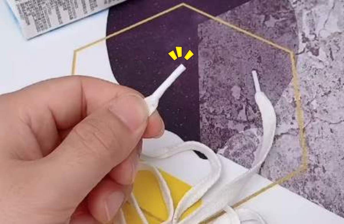 빨대 활용해 끝부분 풀린 신발끈 셀프로 수선하기 완성. 유튜브 채널 'Hello Park TV' 자료 활용해 제작한 이미지.