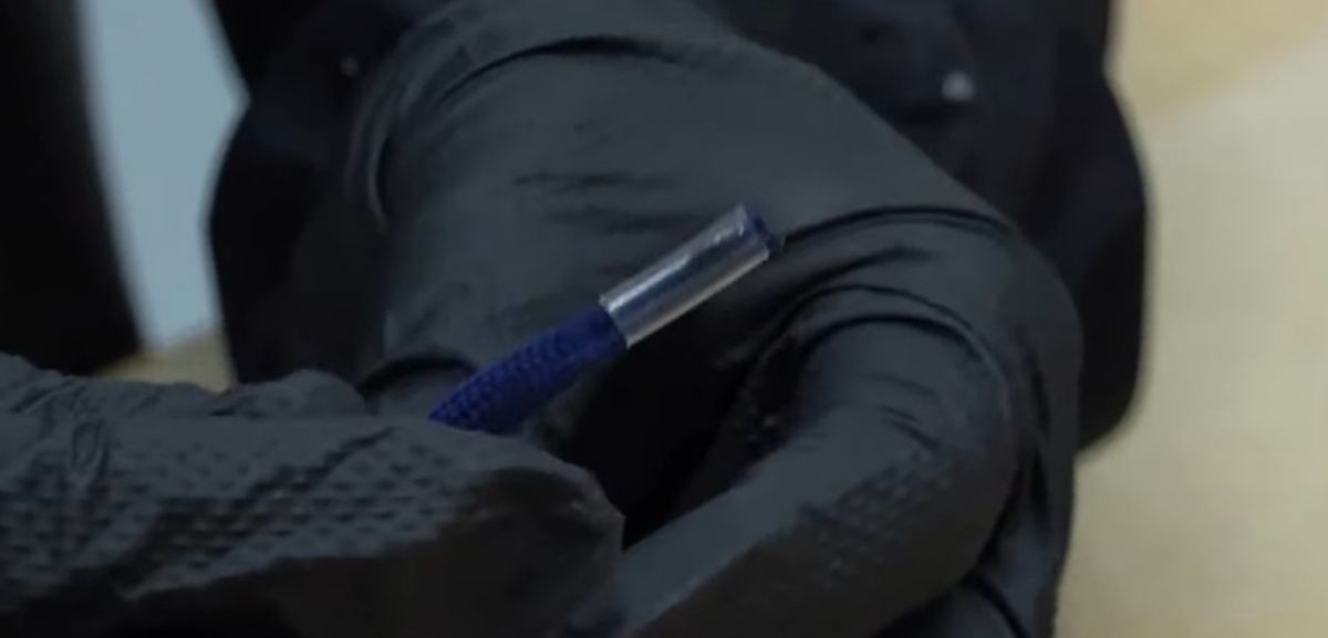 빨대보다 더 완벽한 마감을 원한다면 수축 튜브를 사용하면 된다. 다이소나 철물점에서 구입할 수 있으며 몇 천 원이면 상당한 양을 살 수 있다. 전선 피복 보호용으로 주로 쓰이는 제품으로, 빨대보다 훨씬 얇고 단단하게 고정되며 마감도 깔끔하다. / 유튜브 'GASKO'