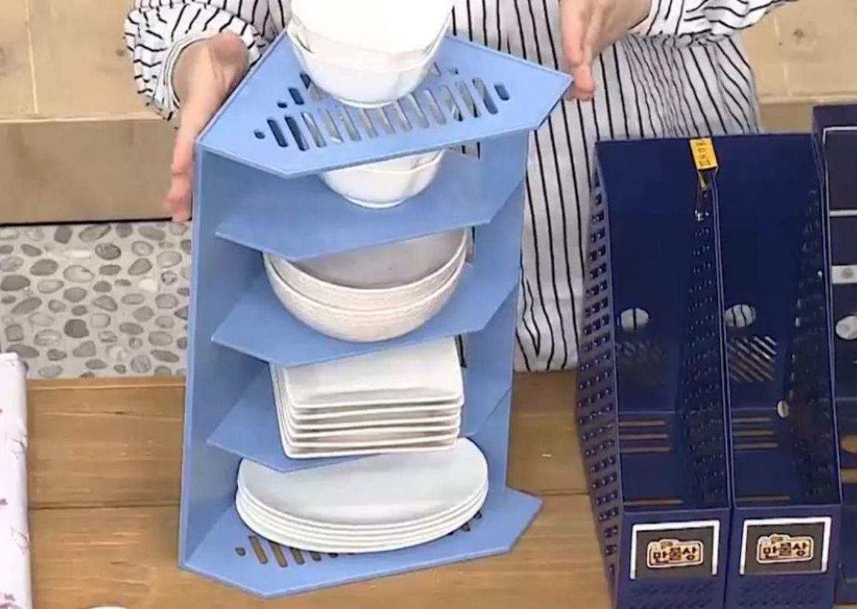 책꽂이를 '세워서' 주방에서 새로운 활용도를 찾은 모습. / TV조선 '살림 9단의 만물상'