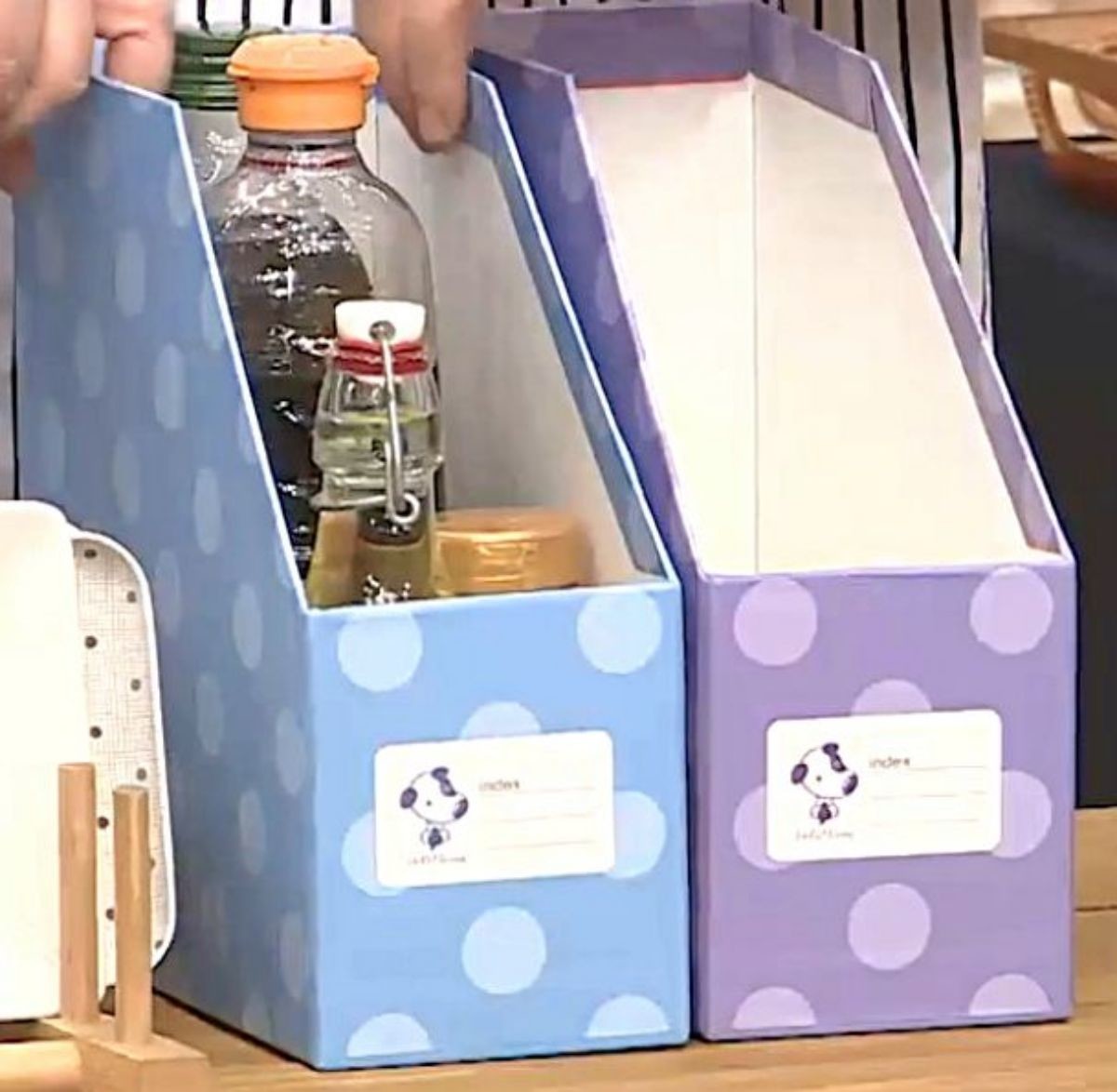 종이 재질 책꽂이에는 식용유나 양념뉴를 보관하면 딱이다. / TV조선 '살림 9단의 만물상'